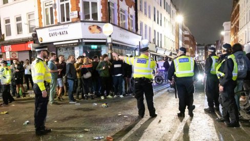 POSLEDNJA NOĆ SLOBODE U LONDONU: Policajci izašli na ulice - pabovi i restorani mogu da rade samo do 22 časa POSLEDNJA NOĆ SLOBODE U LONDONU: Policajci izašli na ulice - pabovi i restorani mogu da rade samo do 22 časa