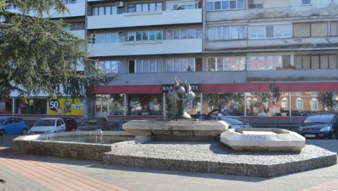 ДА ЛИ СТЕ ЗНАЛИ: Једна фонтана у Вршцу некада је била омаж Панонском мору (ФОТО) ДА ЛИ СТЕ ЗНАЛИ: Једна фонтана у Вршцу некада је била омаж Панонском мору (ФОТО)