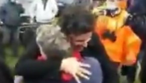 ДРИТАН СТАО УЗ СРБЕ: Нема војне вежбе на Сињајевини! Абазовић од бранилаца планине затражио само једно (ВИДЕО) ДРИТАН СТАО УЗ СРБЕ: Нема војне вежбе на Сињајевини! Абазовић од бранилаца планине затражио само једно (ВИДЕО)