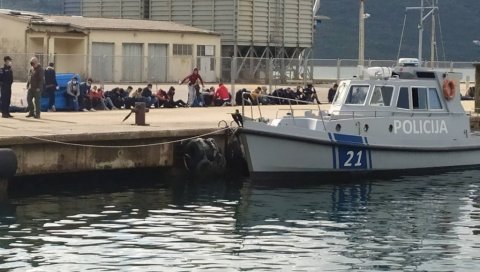 ШВЕРЦ ЉУДИ ПОД ХРВАТСКОМ ЗАСТАВОМ: У Луку Зеленика приведена 52 миграната ШВЕРЦ ЉУДИ ПОД ХРВАТСКОМ ЗАСТАВОМ: У Луку Зеленика приведена 52 миграната