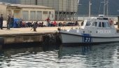 ŠVERC LJUDI POD HRVATSKOM ZASTAVOM: U Luku Zelenika privedena 52 migranata ŠVERC LJUDI POD HRVATSKOM ZASTAVOM: U Luku Zelenika privedena 52 migranata