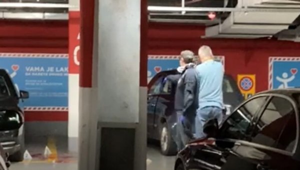 КРВАВА МРЉА НА ПОДУ, ПОЛИЦИЈА УЗИМА ОТИСКЕ: Хитна реанимирала Шарца - снимци из гараже Ушћа (ВИДЕО) КРВАВА МРЉА НА ПОДУ, ПОЛИЦИЈА УЗИМА ОТИСКЕ: Хитна реанимирала Шарца - снимци из гараже Ушћа (ВИДЕО)