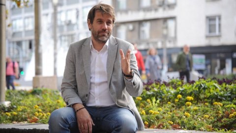 СТО ГЛУМАЦА ЗА СТО ПЕСАМА: Песник Марко Милошевић осмислио необичан пројекат којим је успео да младим људима приближи поезију СТО ГЛУМАЦА ЗА СТО ПЕСАМА: Песник Марко Милошевић осмислио необичан пројекат којим је успео да младим људима приближи поезију