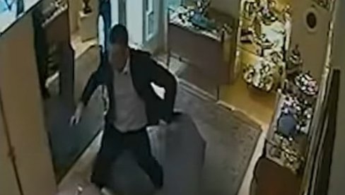 СНИМАК ПЉАЧКЕ ПИНК ПАНТЕРА У МИЛАНУ: У њој наводно учествовао и Александар Шарац, један детаљ их је одао (ВИДЕО) СНИМАК ПЉАЧКЕ ПИНК ПАНТЕРА У МИЛАНУ: У њој наводно учествовао и Александар Шарац, један детаљ их је одао (ВИДЕО)