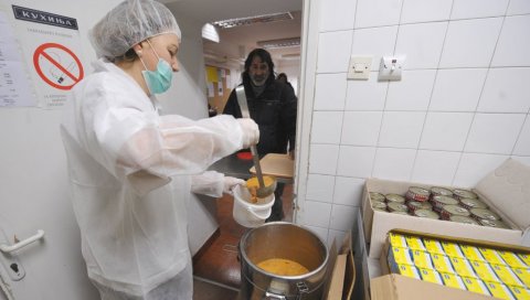 „НА КАШИКУ“ ЗА 561 КОРИСНИКА: Почела подела топлих оброка у Народној кухињи у Бачкој Тополи „НА КАШИКУ“ ЗА 561 КОРИСНИКА: Почела подела топлих оброка у Народној кухињи у Бачкој Тополи