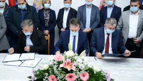 LOKALNI IZBORI U UGLJEVIKU: Potpisan sporazum podrške Vasiliju Periću za načelnika opštine LOKALNI IZBORI U UGLJEVIKU: Potpisan sporazum podrške Vasiliju Periću za načelnika opštine