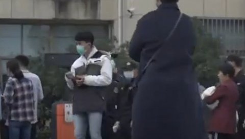 ПОЧЕЛА ВАКЦИНАЦИЈА ПРОТИВ КОРОНЕ У КИНИ: Стотине људи стоји у редовима, ево колико кошта лек (ВИДЕО) ПОЧЕЛА ВАКЦИНАЦИЈА ПРОТИВ КОРОНЕ У КИНИ: Стотине људи стоји у редовима, ево колико кошта лек (ВИДЕО)