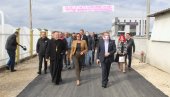 НОВИ АСФАЛТ У НОВИМ ДВОРОВИМА: Месна заједница богатија за још једну улицу НОВИ АСФАЛТ У НОВИМ ДВОРОВИМА: Месна заједница богатија за још једну улицу