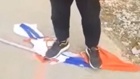 АЛБАНЦИ ГАЗИЛИ СРПСКУ ЗАСТАВУ! Након потеза српског свештеника на Кошарама уследила гнусна освета у Лепосавићу (ВИДЕО) АЛБАНЦИ ГАЗИЛИ СРПСКУ ЗАСТАВУ! Након потеза српског свештеника на Кошарама уследила гнусна освета у Лепосавићу (ВИДЕО)
