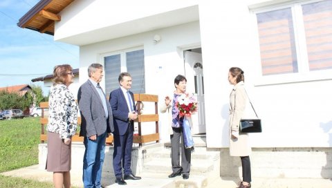 РАВНО ПОЉЕ НОВА АДРЕСА: Угљевичка власт и УНДП скућили изнова 12 породица (ФОТО) РАВНО ПОЉЕ НОВА АДРЕСА: Угљевичка власт и УНДП скућили изнова 12 породица (ФОТО)