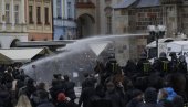 ŽESTOKI SUKOBI NA PROTESTU U PRAGU: Policija upotrebila suzavac vodene topove (FOTO) ŽESTOKI SUKOBI NA PROTESTU U PRAGU: Policija upotrebila suzavac vodene topove (FOTO)