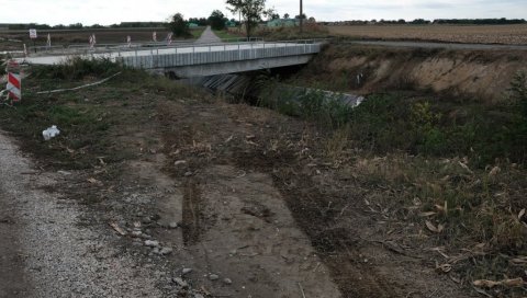 ЗАКУЦАЛИ СЕ У МОСТ И СЛЕТЕЛИ У КАНАЛ: Две језиве несреће - четворо погинулих ЗАКУЦАЛИ СЕ У МОСТ И СЛЕТЕЛИ У КАНАЛ: Две језиве несреће - четворо погинулих