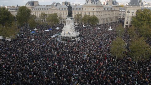 ФРАНЦУЗИ НА НОГАМА ЗБОГ ИСЛАМИСТЕ: Хиљаде људи на улицама, масовни протести након језивог убиства професора (ФОТО/ВИДЕО) ФРАНЦУЗИ НА НОГАМА ЗБОГ ИСЛАМИСТЕ: Хиљаде људи на улицама, масовни протести након језивог убиства професора (ФОТО/ВИДЕО)