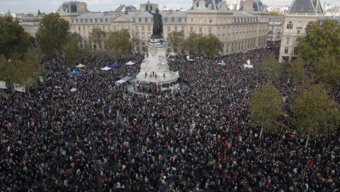 ФРАНЦУЗИ НА НОГАМА ЗБОГ ИСЛАМИСТЕ: Хиљаде људи на улицама, масовни протести након језивог убиства професора (ФОТО/ВИДЕО) ФРАНЦУЗИ НА НОГАМА ЗБОГ ИСЛАМИСТЕ: Хиљаде људи на улицама, масовни протести након језивог убиства професора (ФОТО/ВИДЕО)