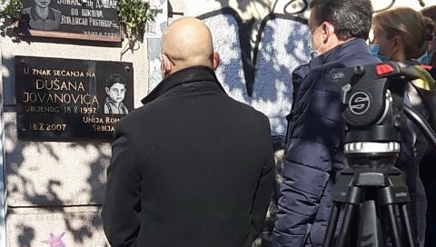 ВЕНЦИ У ЗНАК СЕЋАЊА на дечака кога су убили скинхедси ВЕНЦИ У ЗНАК СЕЋАЊА на дечака кога су убили скинхедси