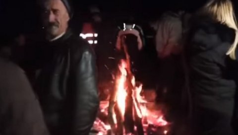 ЦРНОГОРЦИ ЧЕКАЈУ ВОЈСКУ УЗ ГУСЛЕ: Бдели целу ноћ на минус три, бране планину од минобацачке ватре (ВИДЕО) ЦРНОГОРЦИ ЧЕКАЈУ ВОЈСКУ УЗ ГУСЛЕ: Бдели целу ноћ на минус три, бране планину од минобацачке ватре (ВИДЕО)