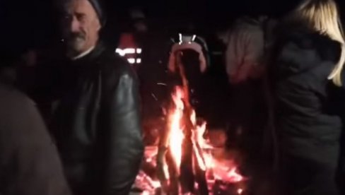 CRNOGORCI ČEKAJU VOJSKU UZ GUSLE: Bdeli celu noć na minus tri, brane planinu od minobacačke vatre (VIDEO) CRNOGORCI ČEKAJU VOJSKU UZ GUSLE: Bdeli celu noć na minus tri, brane planinu od minobacačke vatre (VIDEO)