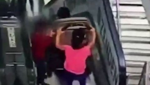 СТРАШНА НЕСРЕЋА У ТРЖНОМ ЦЕНТРУ: Деца слетела низ покретне степенице, појавио се језиви снимак (ВИДЕО) СТРАШНА НЕСРЕЋА У ТРЖНОМ ЦЕНТРУ: Деца слетела низ покретне степенице, појавио се језиви снимак (ВИДЕО)