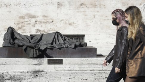 NEMA MESTA PANICI: Poznati italijanski lekar o stanju epidemije i bitnoj razlici u odnosu na vrhunac pandemije u martu NEMA MESTA PANICI: Poznati italijanski lekar o stanju epidemije i bitnoj razlici u odnosu na vrhunac pandemije u martu