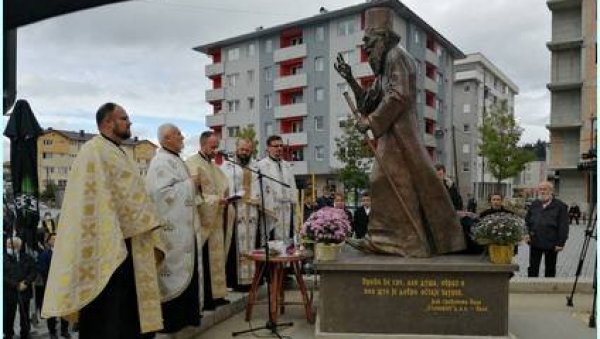 СПОМЕНИК ПАТРИЈАРХУ ПАВЛУ: Срби не заборављају свог верског вођу СПОМЕНИК ПАТРИЈАРХУ ПАВЛУ: Срби не заборављају свог верског вођу