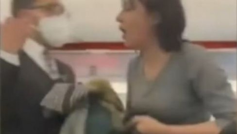 НАДАМ СЕ ДА ЋЕШ УМРЕТИ: Жена викала и кашљала на путнике (ВИДЕО) НАДАМ СЕ ДА ЋЕШ УМРЕТИ: Жена викала и кашљала на путнике (ВИДЕО)