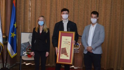SA TRI MESECA ZAKAŠNJENJA Uručena nagrada „Vasko Popa“ mladom pesniku Bojanu Vasiću SA TRI MESECA ZAKAŠNJENJA Uručena nagrada „Vasko Popa“ mladom pesniku Bojanu Vasiću