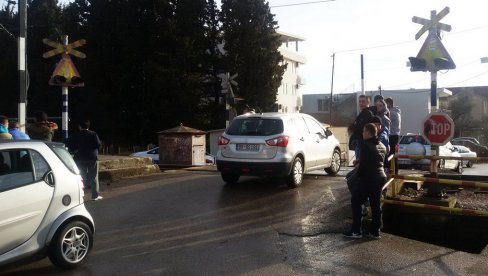 МУКЕ МАШИНОВОЂА НА ПРУЖНОМ ПРЕЛАЗУ У ИЛИНУ: Црна тачка пруге Београд-Бар чека поправку МУКЕ МАШИНОВОЂА НА ПРУЖНОМ ПРЕЛАЗУ У ИЛИНУ: Црна тачка пруге Београд-Бар чека поправку