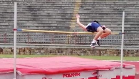 LAZARU MANOJLOVIĆU DRUPLA KRUNA: Mladi atletičar najbolji u skoku u vis LAZARU MANOJLOVIĆU DRUPLA KRUNA: Mladi atletičar najbolji u skoku u vis