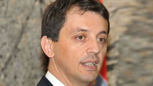 УХАПШЕН БИВШИ МИНИСТАР ОДБРАНЕ ЦРНЕ ГОРЕ: Лисице на руке стављене Предрагу Бошковићу УХАПШЕН БИВШИ МИНИСТАР ОДБРАНЕ ЦРНЕ ГОРЕ: Лисице на руке стављене Предрагу Бошковићу