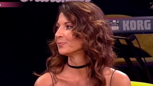 ОГЛАСИЛА СЕ САЊА МАРИНКОВИЋ ИЗ ТУРСКЕ: Водитељка уснимила језив призор у Анталији - облак дима прогутао летовалиште (ФОТО) ОГЛАСИЛА СЕ САЊА МАРИНКОВИЋ ИЗ ТУРСКЕ: Водитељка уснимила језив призор у Анталији - облак дима прогутао летовалиште (ФОТО)
