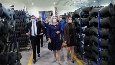 ЦВИЈАНОВИЋ ПОСЕТИЛА НОВОЈ ФАБРИЦИ: Милион чизама из Прњавора и до Аустралије ЦВИЈАНОВИЋ ПОСЕТИЛА НОВОЈ ФАБРИЦИ: Милион чизама из Прњавора и до Аустралије