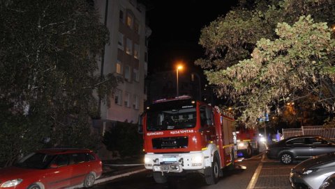 ГОРИ СТАН НА НОВОМ БЕОГРАДУ: Ватрогасци се боре са пожаром ГОРИ СТАН НА НОВОМ БЕОГРАДУ: Ватрогасци се боре са пожаром