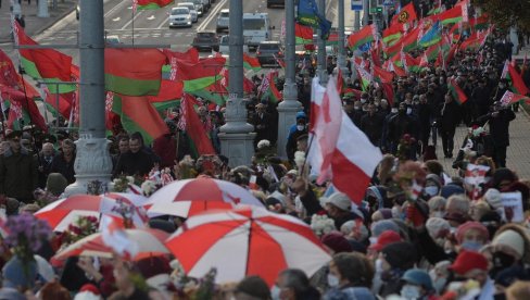 ЗА И ПРОТИВ ЛУКАШЕНКА: Белоруски пензионери изашли на улице (ФОТО/ВИДЕО) ЗА И ПРОТИВ ЛУКАШЕНКА: Белоруски пензионери изашли на улице (ФОТО/ВИДЕО)