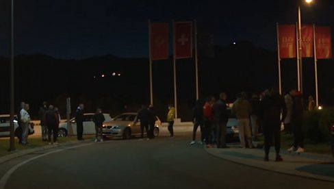BLOKIRAN PUT U CETINJU: Građani izašli na ulice zbog novih mera NKT protiv virusa korona (VIDEO) BLOKIRAN PUT U CETINJU: Građani izašli na ulice zbog novih mera NKT protiv virusa korona (VIDEO)