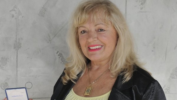 ОВО ЈЕ ЖЕНА КОЈА СВАКЕ ГОДИНЕ ДАЈЕ ЧИТУЉУ ГАДАФИЈУ Нада је била део медицинског тима либијског вође Био ми је као род рођени ОВО ЈЕ ЖЕНА КОЈА СВАКЕ ГОДИНЕ ДАЈЕ ЧИТУЉУ ГАДАФИЈУ Нада је била део медицинског тима либијског вође Био ми је као род рођени