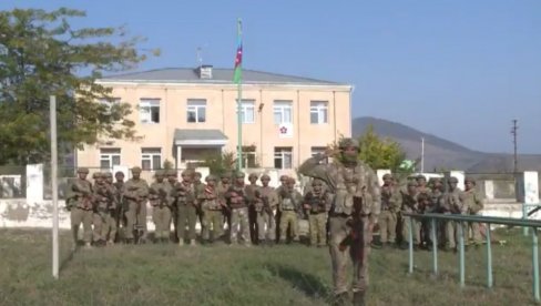 АЗЕРИ ЈУРИШАЈУ, ЈЕРМЕНИ СЕ ПОВЛАЧЕ: Изнад Зангелана се вијори застава Азербејџана! (ВИДЕО) АЗЕРИ ЈУРИШАЈУ, ЈЕРМЕНИ СЕ ПОВЛАЧЕ: Изнад Зангелана се вијори застава Азербејџана! (ВИДЕО)