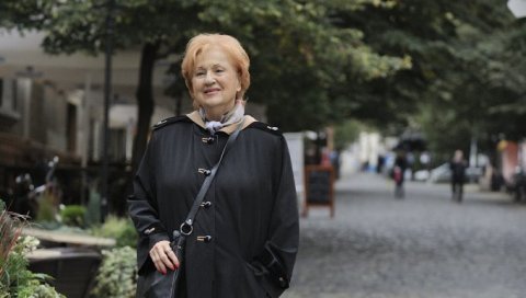 МУЗИКА ЈЕ МОЈА ТЕРАПИЈА: Примадона Радмила Смиљанић о пола века уметничке и три деценије педагошке каријере МУЗИКА ЈЕ МОЈА ТЕРАПИЈА: Примадона Радмила Смиљанић о пола века уметничке и три деценије педагошке каријере