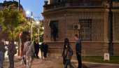 ДЕВОЈКА СЕ ПОПЕЛА НА ПРОЗОР ПРЕДСЕДНИШТВА: Полиција успела да је спусти ДЕВОЈКА СЕ ПОПЕЛА НА ПРОЗОР ПРЕДСЕДНИШТВА: Полиција успела да је спусти