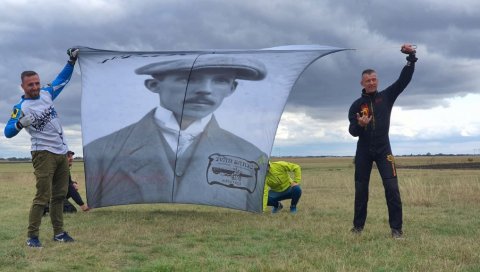 САРИЋ ЈЕ СВОЈ АВИОН ПРВИ У СВЕТУ ПОДИГАО СОПСТВЕНИМ МОТОРОМ: Обележено 110 година од првог лета, само седам година после браће Рајт САРИЋ ЈЕ СВОЈ АВИОН ПРВИ У СВЕТУ ПОДИГАО СОПСТВЕНИМ МОТОРОМ: Обележено 110 година од првог лета, само седам година после браће Рајт