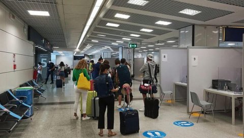 ПРВИ ТУРИСТИ ИЗ НЕМАЧКЕ СТИГЛИ У ГРЧКУ: Слетели авионом на Крит ПРВИ ТУРИСТИ ИЗ НЕМАЧКЕ СТИГЛИ У ГРЧКУ: Слетели авионом на Крит