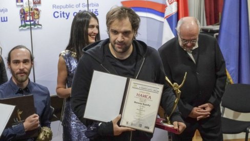 SREĆAN SAM, IGRAM ONO ŠTO VOLIM: Glumac Filip Đurić, dobitnik Gran-prija na festivalu u Nišu SREĆAN SAM, IGRAM ONO ŠTO VOLIM: Glumac Filip Đurić, dobitnik Gran-prija na festivalu u Nišu