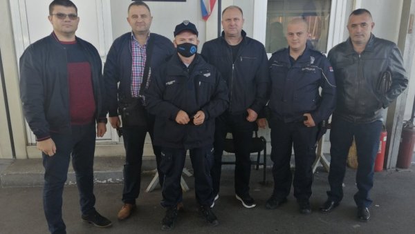 ПОДРШКА И ДАР КОЛЕГАМА: Синдикат српске полиције у Малом Зворнику ПОДРШКА И ДАР КОЛЕГАМА: Синдикат српске полиције у Малом Зворнику