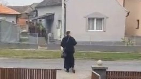 СРПСКИ СВЕШТЕНИК ПОСТАО ХИТ НА ИНТЕРНЕТУ: Погледајте како иде да свети водицу, насмејао и одушевио кориснике Тик Тока (ВИДЕО) СРПСКИ СВЕШТЕНИК ПОСТАО ХИТ НА ИНТЕРНЕТУ: Погледајте како иде да свети водицу, насмејао и одушевио кориснике Тик Тока (ВИДЕО)