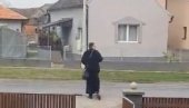 SRPSKI SVEŠTENIK POSTAO HIT NA INTERNETU: Pogledajte kako ide da sveti vodicu, nasmejao i oduševio korisnike Tik Toka (VIDEO)