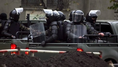 MUŠKARAC NAORUŽAN MITRALJEZOM UPAO U BANKU: Više od 30 ljudi uzeo za taoce, na teren stigli gruzijski specijalci (VIDEO) MUŠKARAC NAORUŽAN MITRALJEZOM UPAO U BANKU: Više od 30 ljudi uzeo za taoce, na teren stigli gruzijski specijalci (VIDEO)