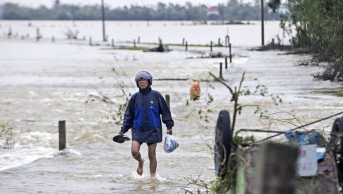 KATASTROFA KAKVA SE NE PAMTI: Poplave odnele preko 100 života, hiljade kuća potopljeno (VIDEO) KATASTROFA KAKVA SE NE PAMTI: Poplave odnele preko 100 života, hiljade kuća potopljeno (VIDEO)