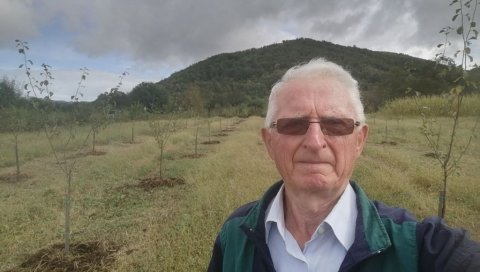 ДИПЛОМАТСКИ ПРОТОКОЛ ЗАМЕНИО КАЗАНОМ ЗА РАКИЈУ: Живадин Јовановић, бивши амбасадор, дане проводи у родном Опарићу ДИПЛОМАТСКИ ПРОТОКОЛ ЗАМЕНИО КАЗАНОМ ЗА РАКИЈУ: Живадин Јовановић, бивши амбасадор, дане проводи у родном Опарићу