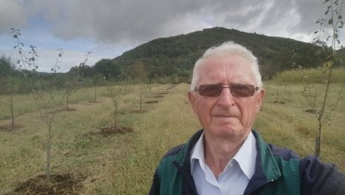 DIPLOMATSKI PROTOKOL ZAMENIO KAZANOM ZA RAKIJU: Živadin Jovanović, bivši ambasador, dane provodi u rodnom Opariću DIPLOMATSKI PROTOKOL ZAMENIO KAZANOM ZA RAKIJU: Živadin Jovanović, bivši ambasador, dane provodi u rodnom Opariću