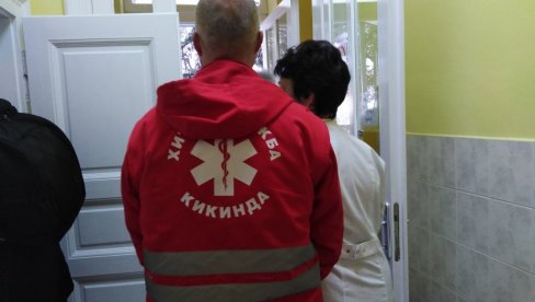JOŠ JEDAN NAPAD NA POLICIJU: Muškarac u Mokrinu napao vozača Hitne pomoći i nožem gađao policajce JOŠ JEDAN NAPAD NA POLICIJU: Muškarac u Mokrinu napao vozača Hitne pomoći i nožem gađao policajce