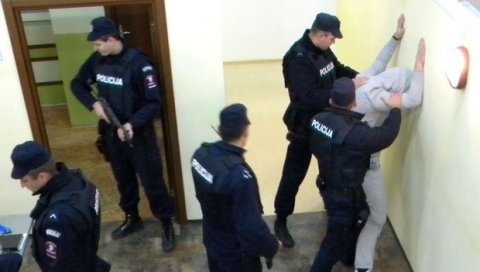 НОВОСТИ ОТКРИВАЈУ! КАСАПИЛИ ЉУДЕ ПА ДЕЛИЛИ СЛИКЕ: Нова свирепа криминална група терорише по Београду НОВОСТИ ОТКРИВАЈУ! КАСАПИЛИ ЉУДЕ ПА ДЕЛИЛИ СЛИКЕ: Нова свирепа криминална група терорише по Београду